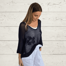 Cargar imagen en el visor de la galería, Sweater Italiano con flores, color azul marino
