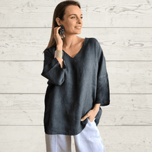 Cargar imagen en el visor de la galería, Blusa de Lino Italiano escote en V, color Gris
