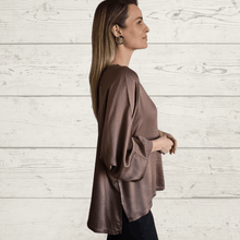 Cargar imagen en el visor de la galería, Blusa ancha escote en V, color Chocolate
