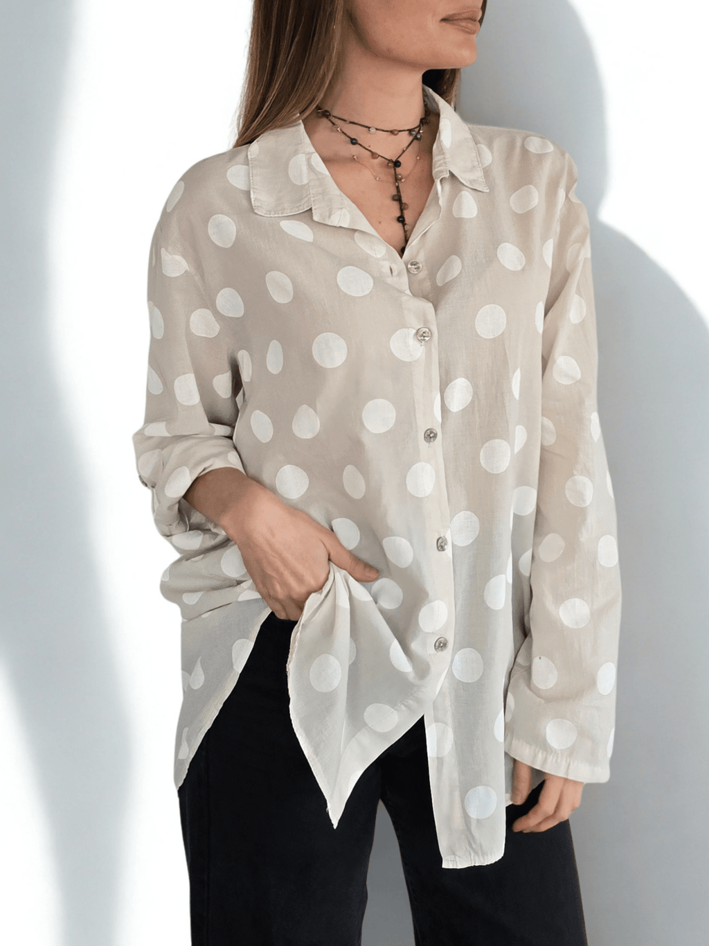 Blusa Italiana Lunares, fondo Beige con Blanco