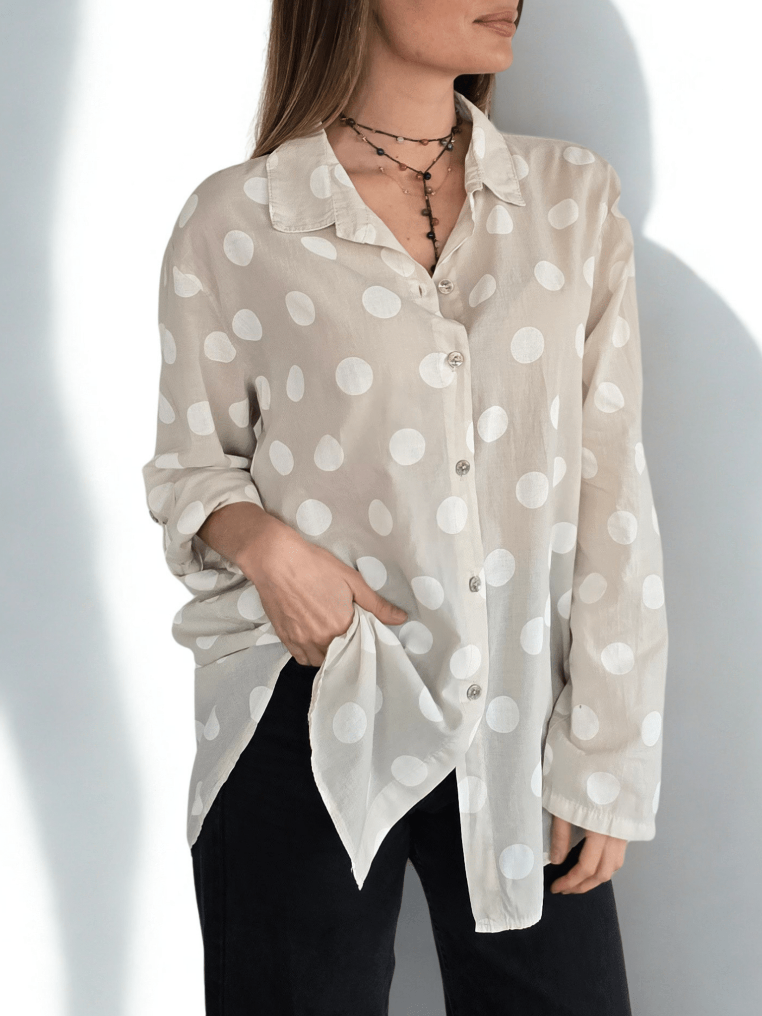 Blusa Italiana Lunares, fondo Beige con Blanco