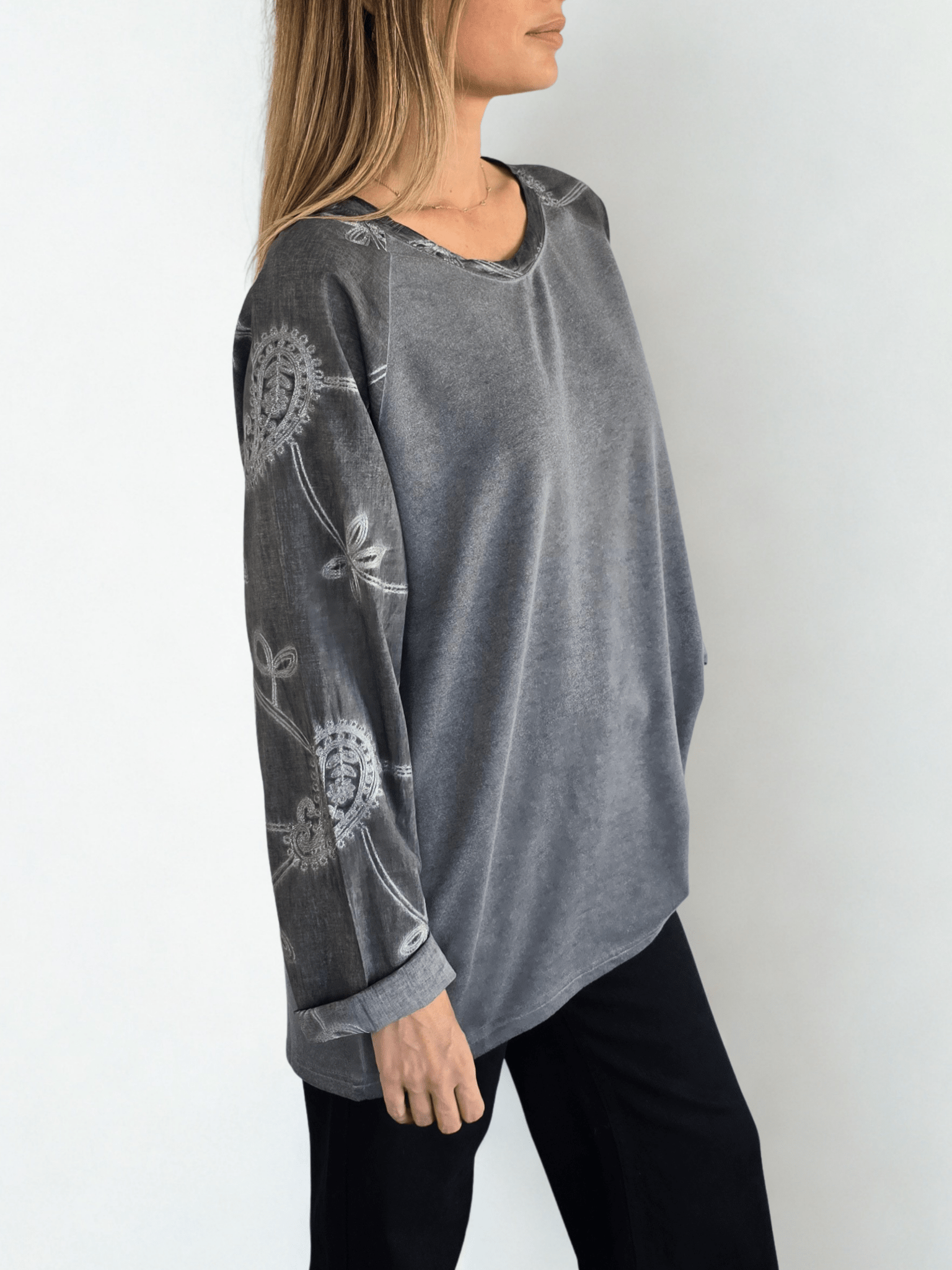 Polera con mangas bordadas, color Gris