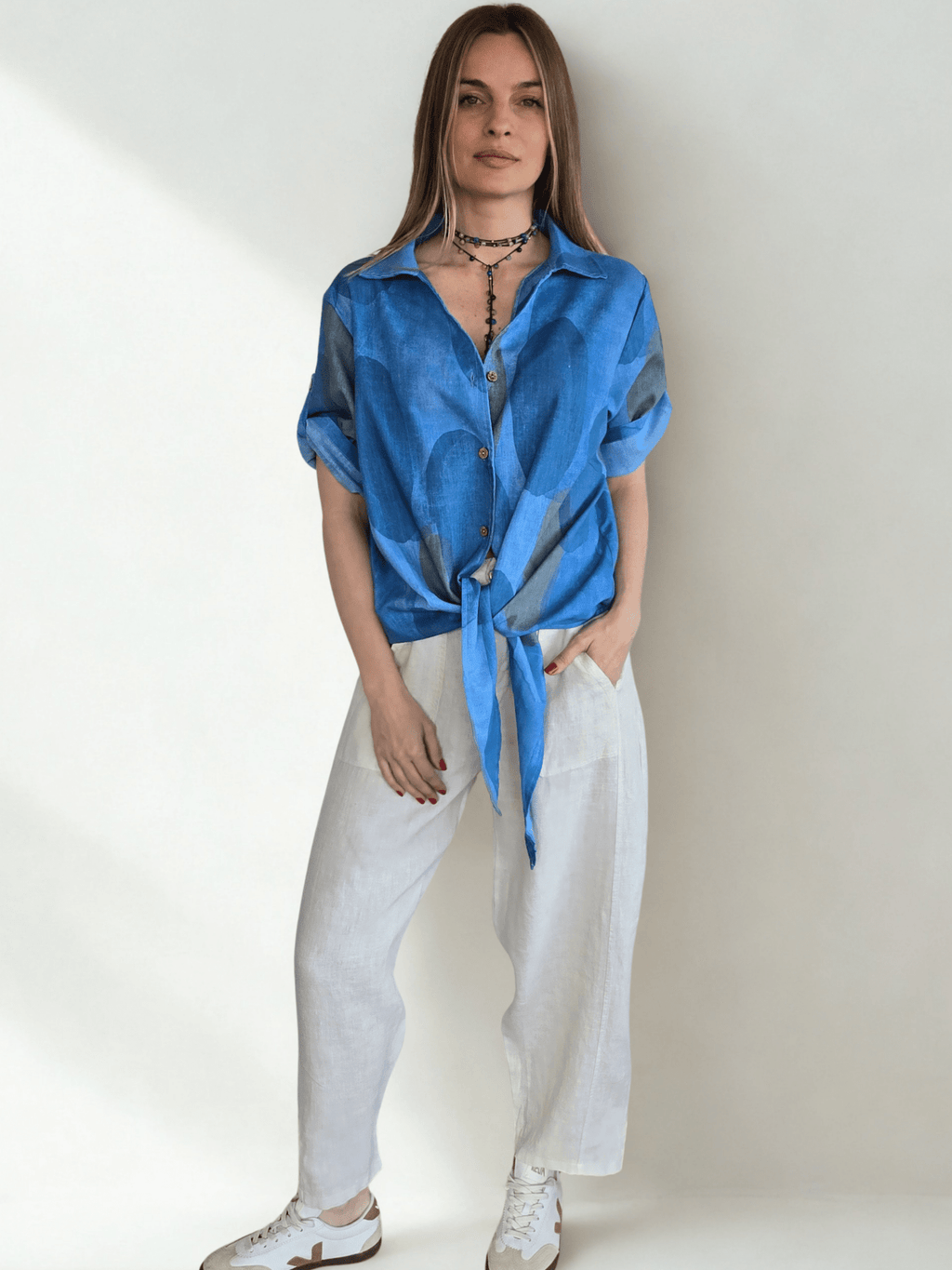 Blusa Estampada con Nudo, fondo Azul