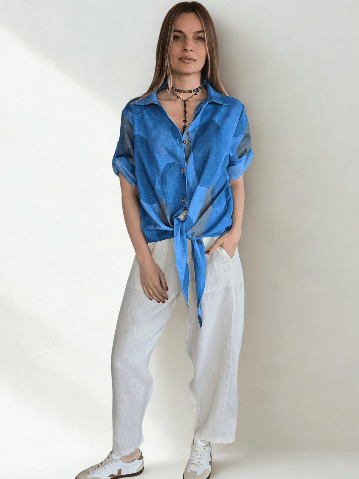 Blusa Estampada con Nudo, fondo Azul