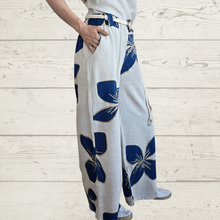 Cargar imagen en el visor de la galería, Pantalón Italiano estampado, fondo Beige con Azul
