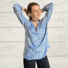 Cargar imagen en el visor de la galería, Blusa Italiana estampado flores, fondo Cleste

