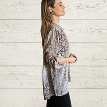 Cargar imagen en el visor de la galería, Blusa Italiana estampada, fondo Taupe
