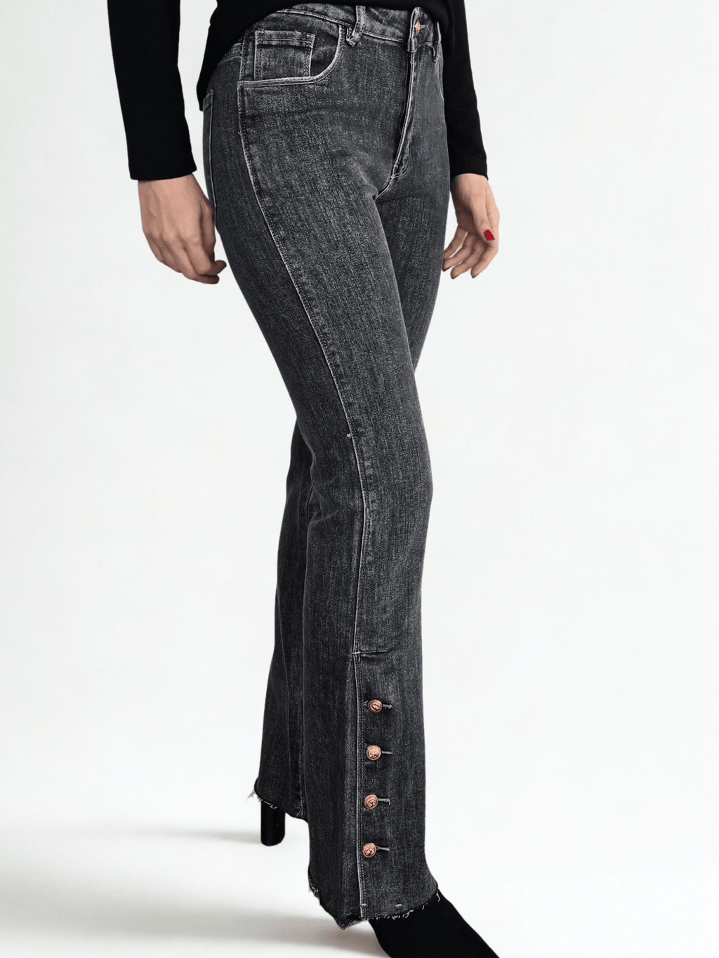 Pantalon Jeans con botones dorados, color negro jeans