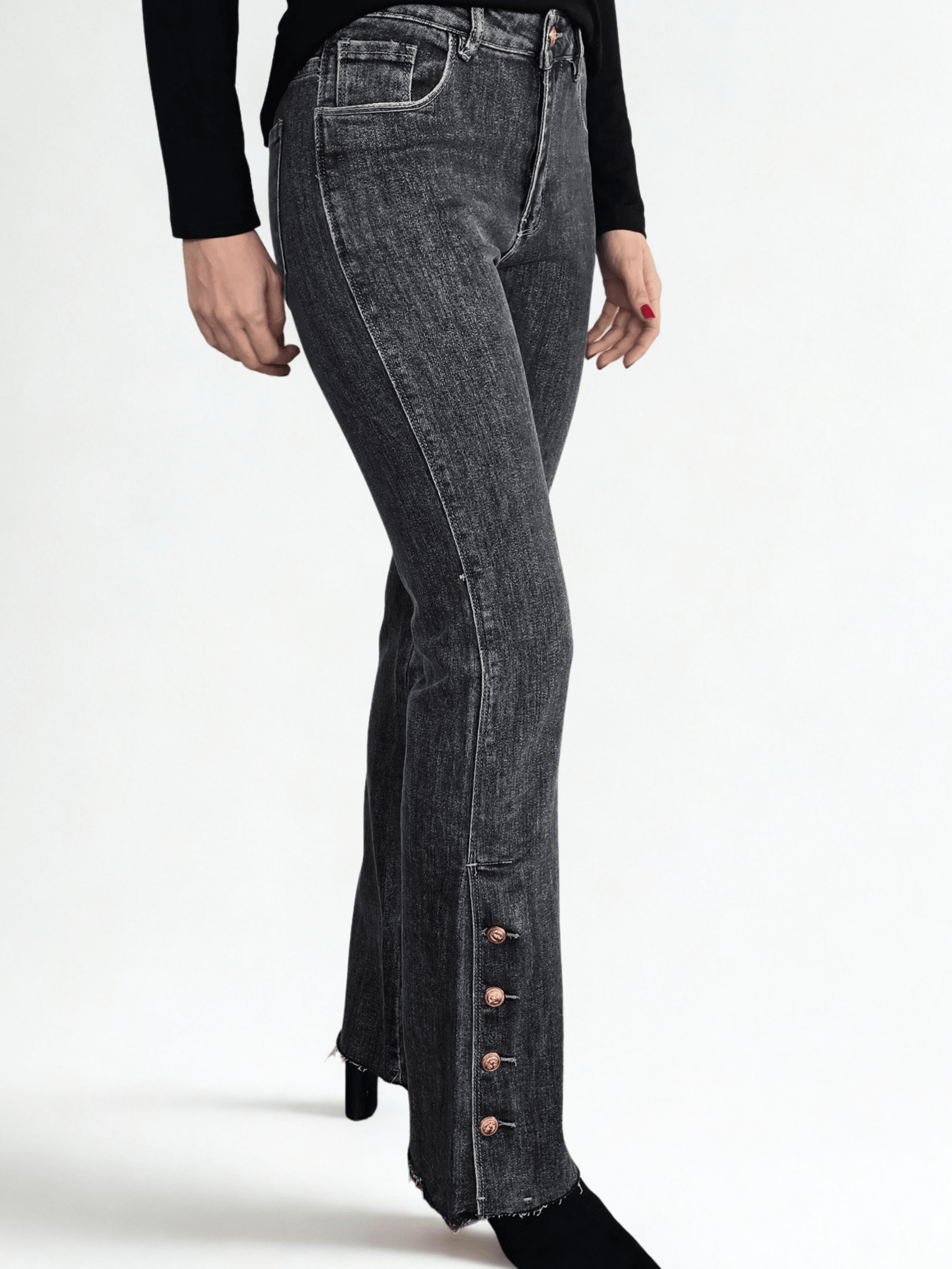 Pantalon Jeans con botones dorados, color negro jeans
