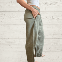 Cargar imagen en el visor de la galería, Pantalón de Lino Italiano dos bolsillos, color Verde Musgo
