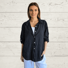 Cargar imagen en el visor de la galería, Blusa Italiana rayada, color negro con gris

