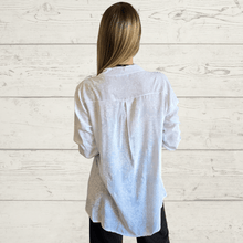 Cargar imagen en el visor de la galería, Blusa Italiana estampada flores, fondo Blanco con Blanco
