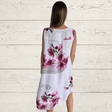 Cargar imagen en el visor de la galería, Vestido Italiano un botón, fondo Blanco
