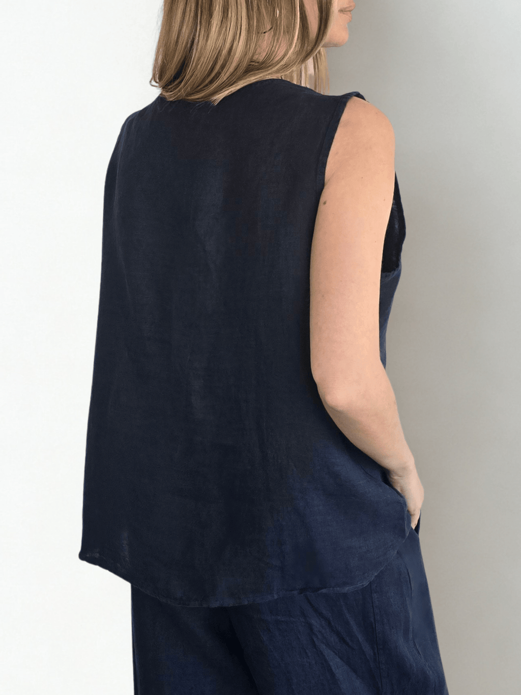 Blusa Italiana 100% Lino escote en V, color Azul Marino