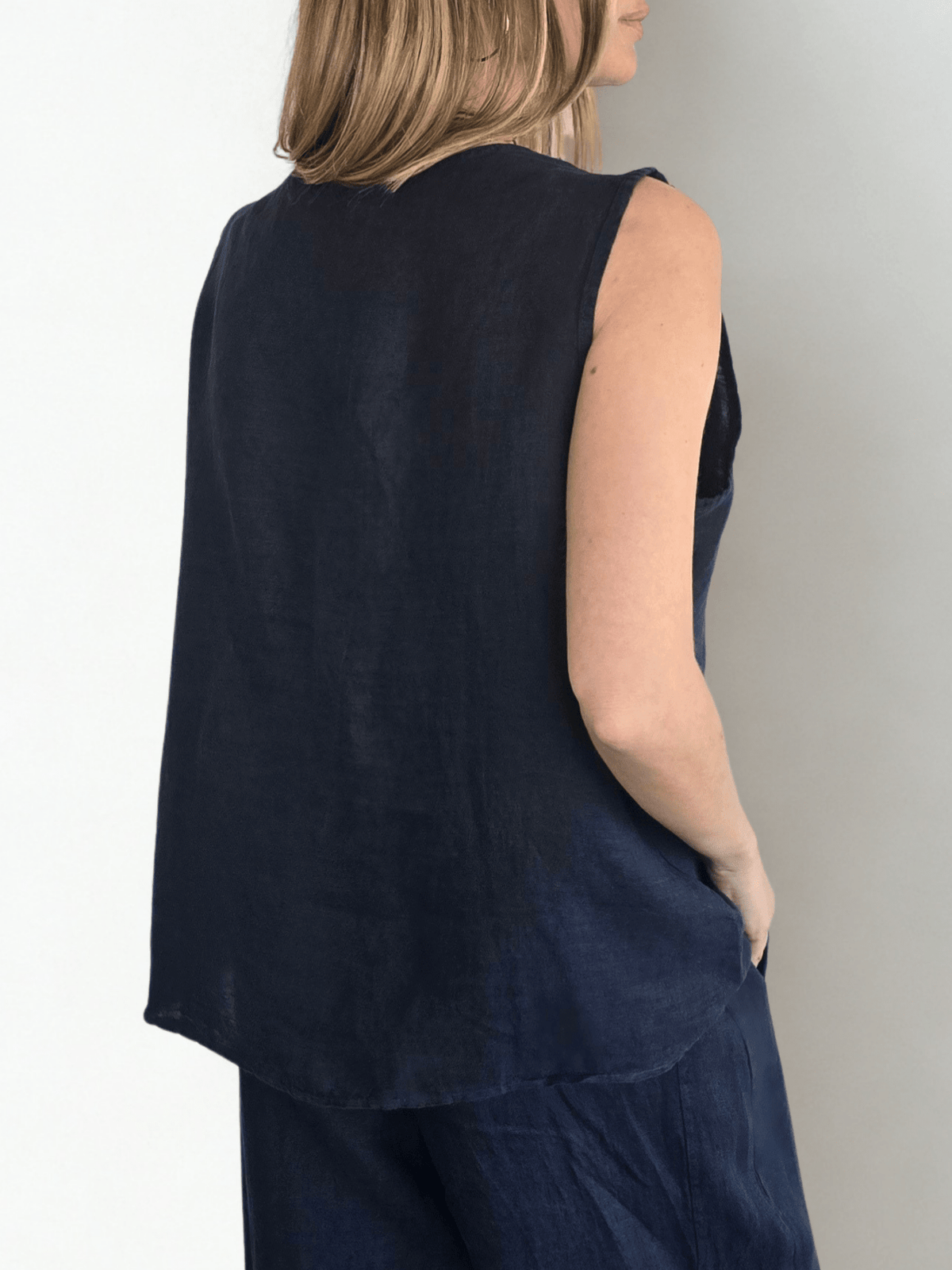 Blusa Italiana 100% Lino escote en V, color Azul Marino