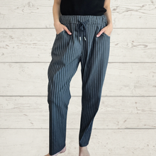 Cargar imagen en el visor de la galería, Pantalón Jogger Italiano Rayado, fondo Gris con blanco
