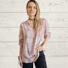 Cargar imagen en el visor de la galería, Blusa Italiana estampada flores, fondo Rosado
