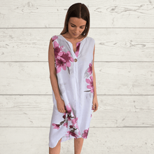 Cargar imagen en el visor de la galería, Vestido Italiano un botón, fondo Blanco
