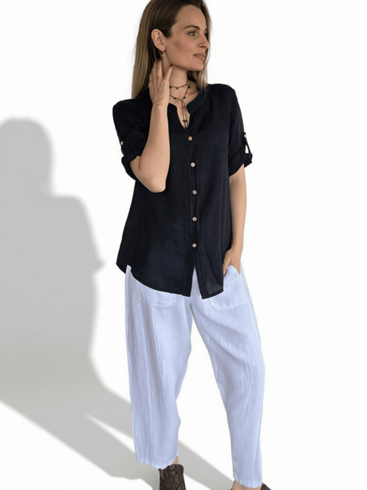 Blusa Italiana Lino Canesú Bordado, color Azul Marino Oscuro