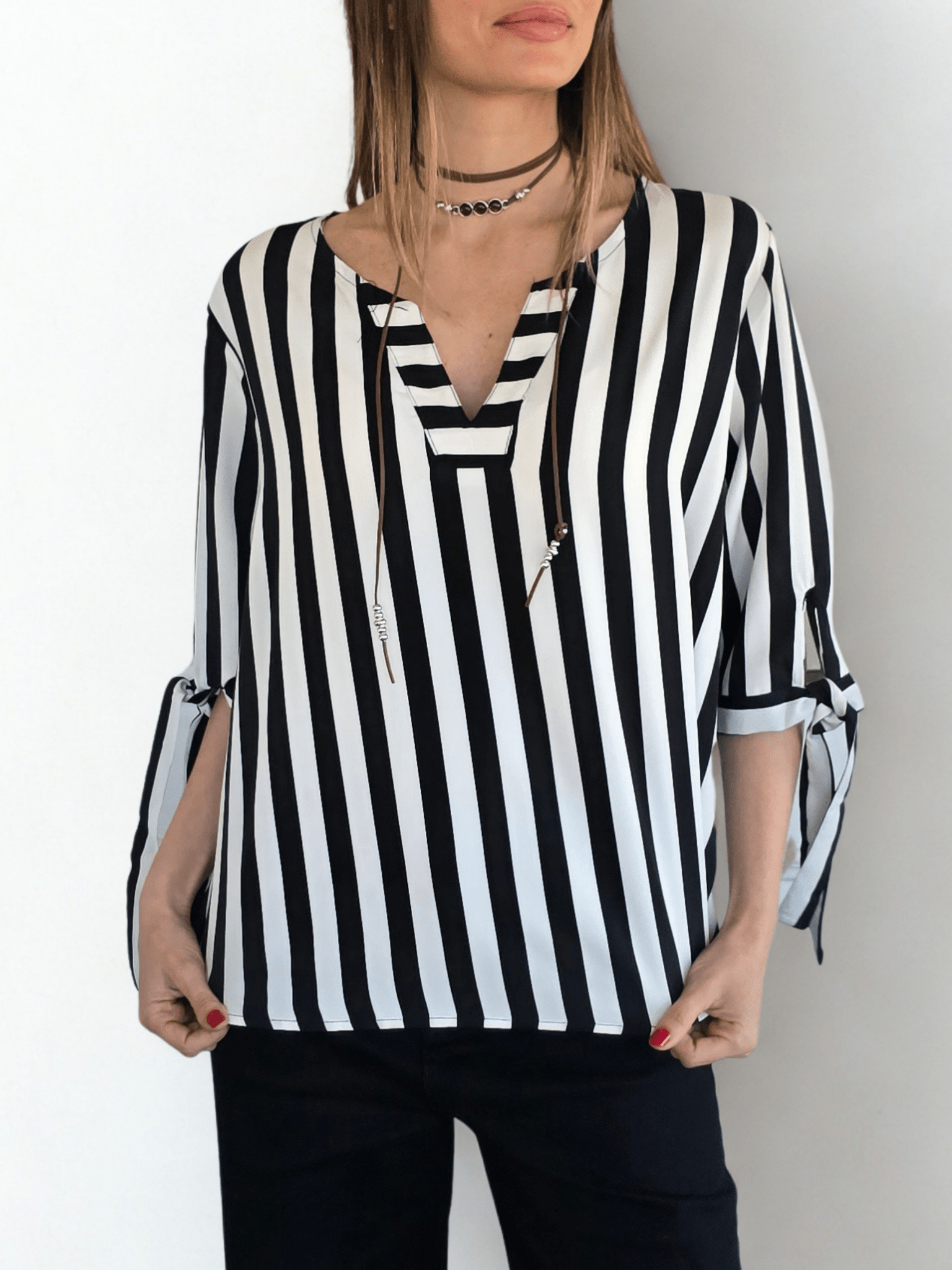 Blusa Rayada escote en V, color Negro con Blanco