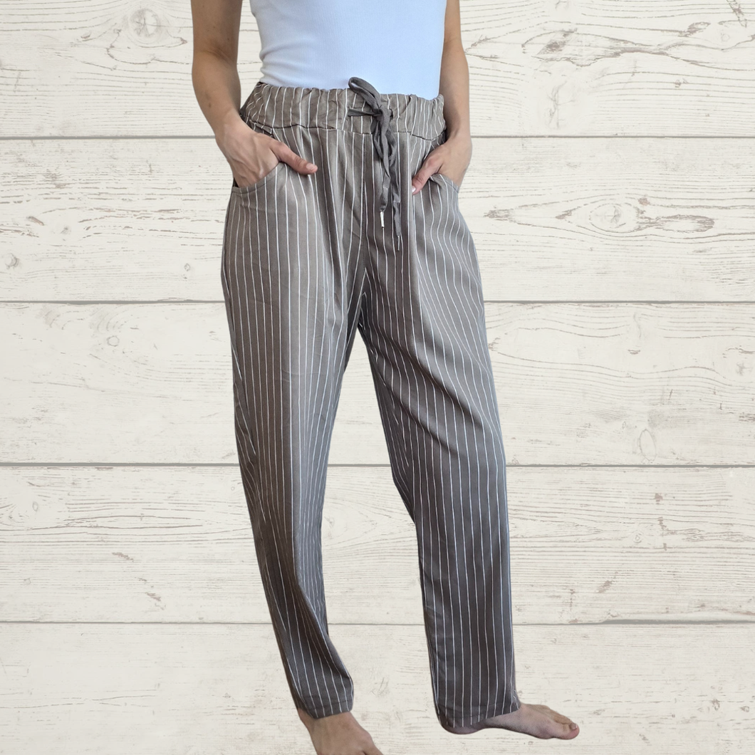 Pantalón Jogger Italiano Rayado, fondo Taupe con Blanco