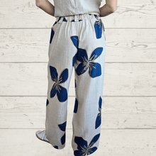 Cargar imagen en el visor de la galería, Pantalón Italiano estampado, fondo Beige con Azul
