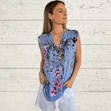 Cargar imagen en el visor de la galería, Blusa Italiana sin mangas, fondo Celeste
