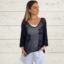 Cargar imagen en el visor de la galería, Sweater Italiano con flores, color azul marino
