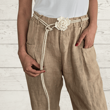 Cargar imagen en el visor de la galería, Cinturón Flor, color Blanco Invierno
