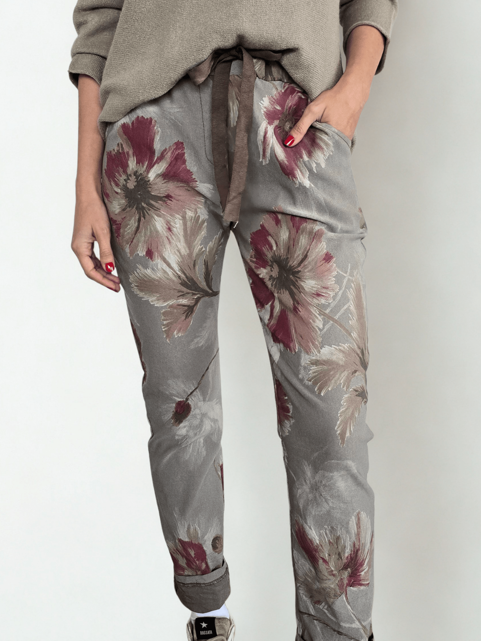 Pantalón Jogger Italiano estampado, fondo Taupe con burdeo