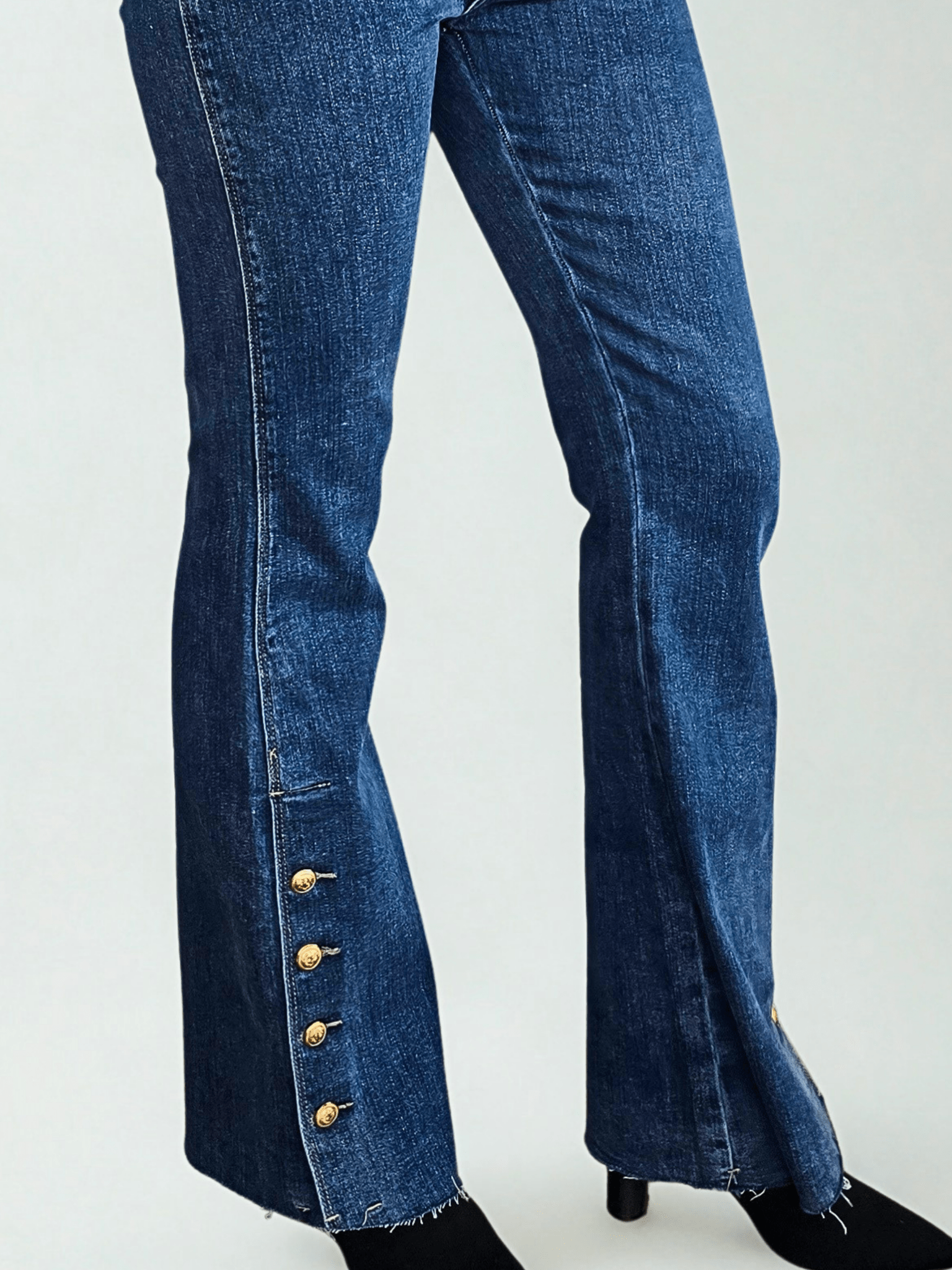 Pantalón Jeans con botones dorados, color azul jeans