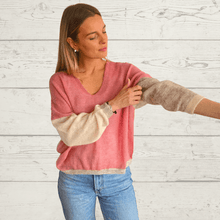 Cargar imagen en el visor de la galería, Sweater tres colores, fondo Coral
