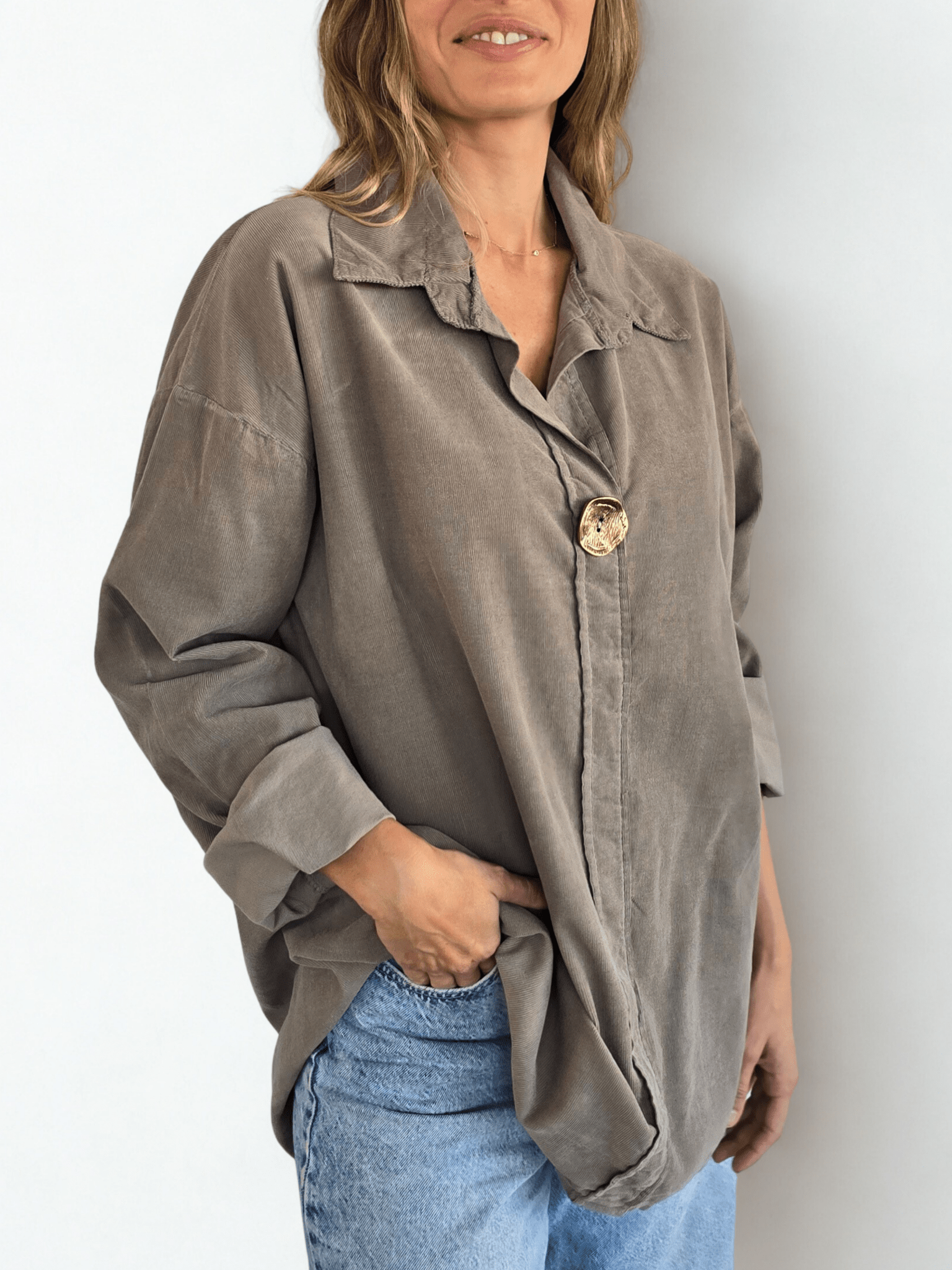 Blusa Italiana Cotelé mil rayas un botón, color Taupe