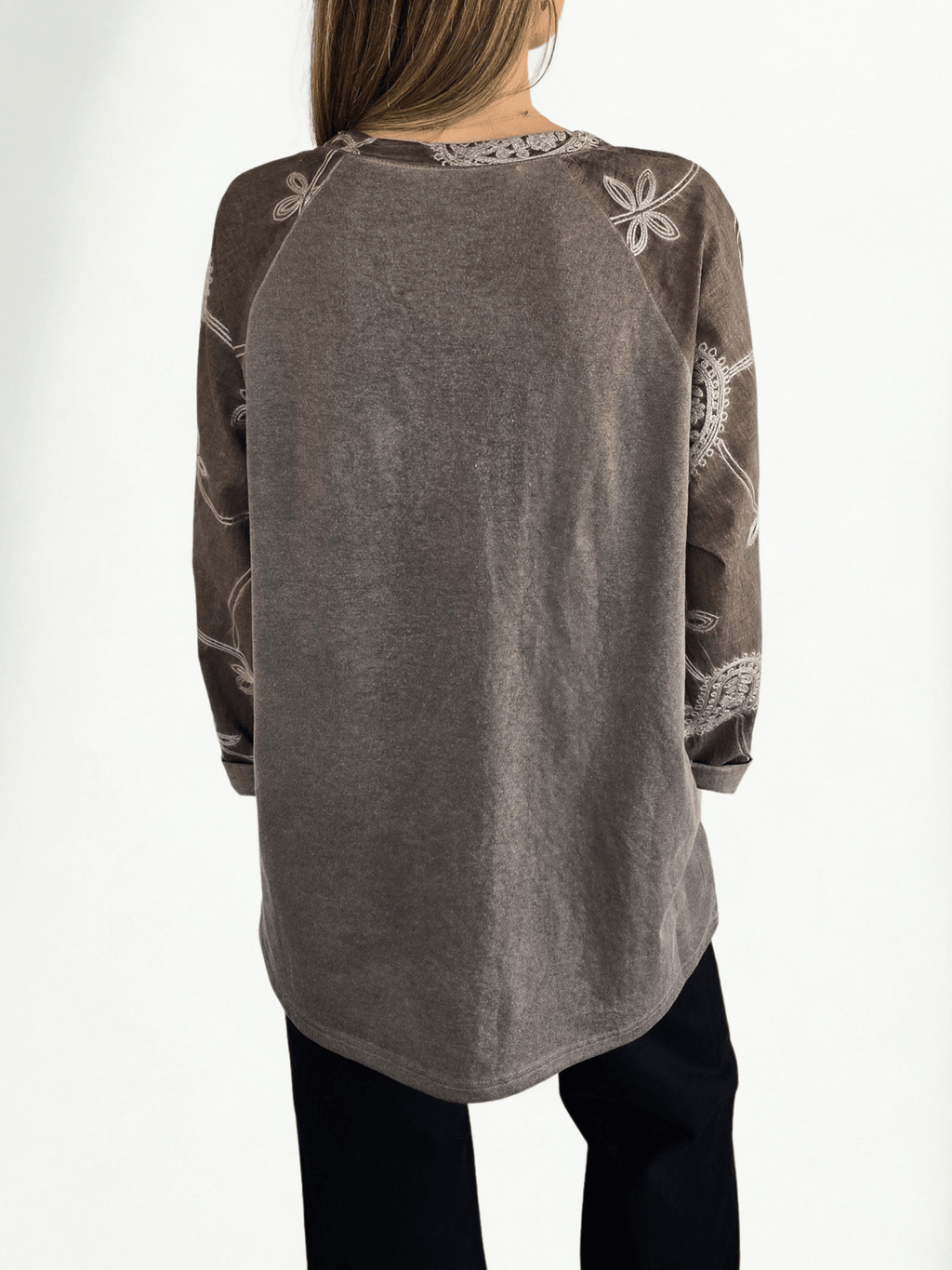 Polera con mangas bordadas, color Chocolate