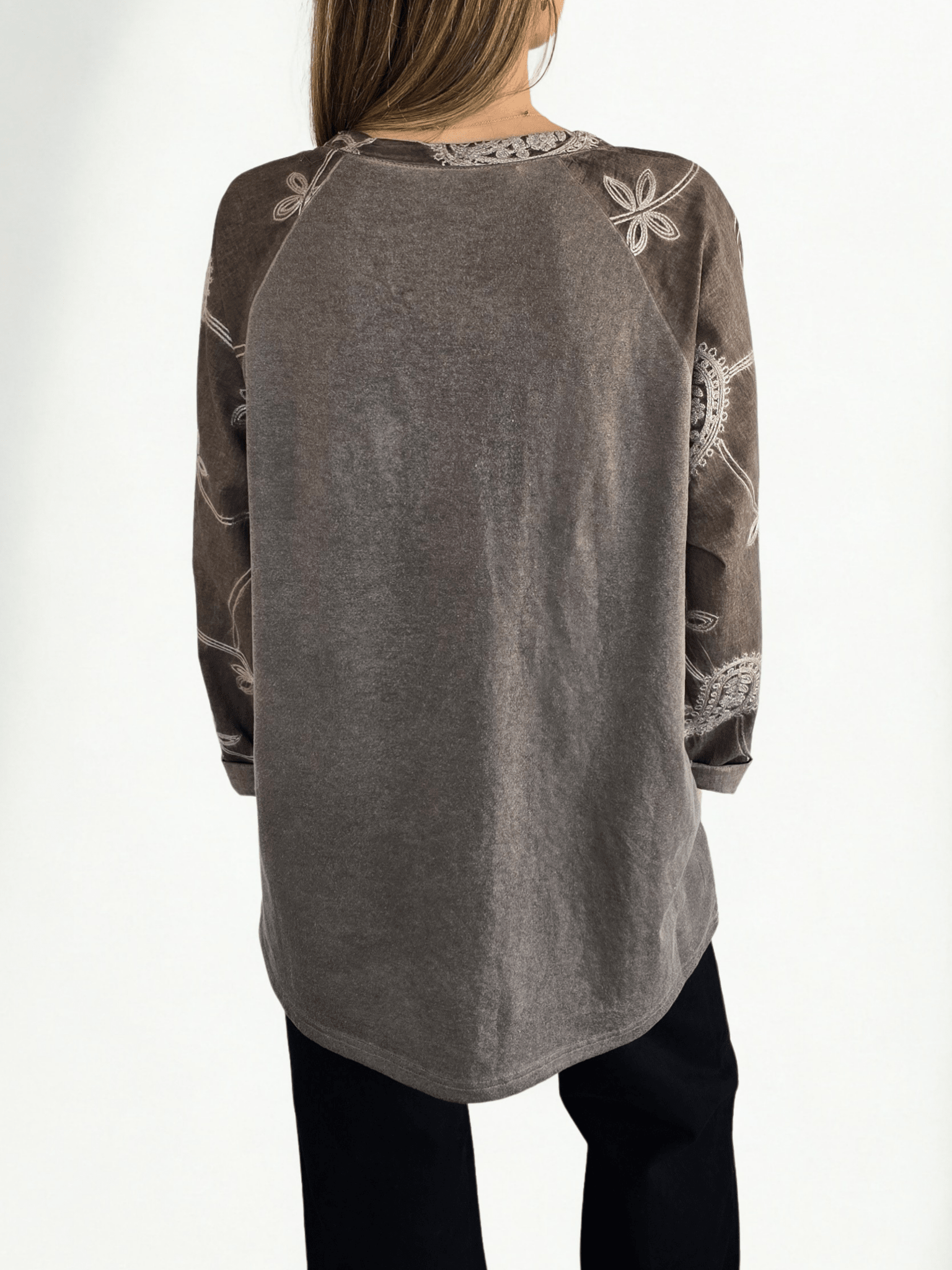 Polera con mangas bordadas, color Chocolate