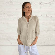 Cargar imagen en el visor de la galería, Chaqueta Bomber Italiana crochet, color Beige
