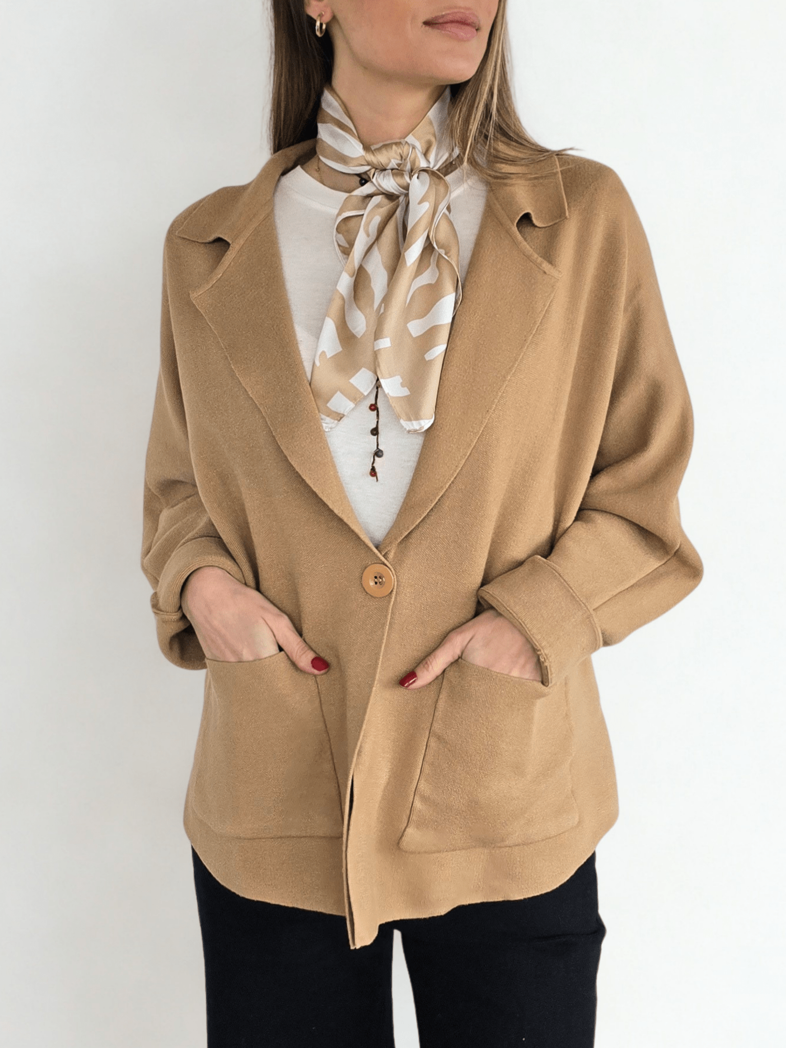 Chaqueta tipo blazer tejida, color camel