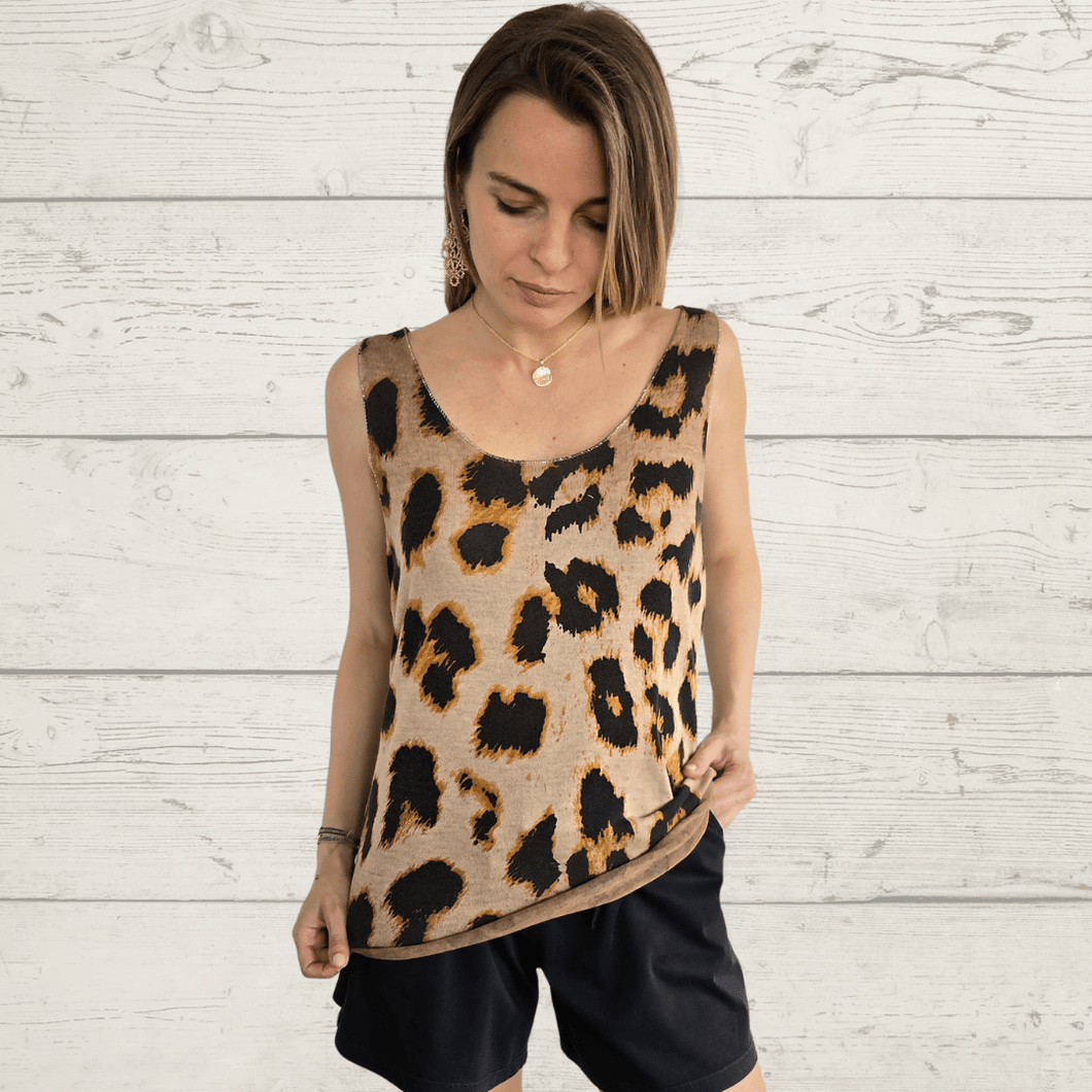Polera Italiana sin mangas animal print, fondo camel
