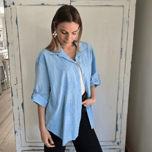Cargar imagen en el visor de la galería, Blusa Italiana Bordada con flores, color Celeste
