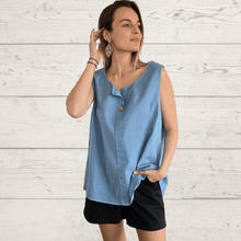 Cargar imagen en el visor de la galería, Blusa Italiana un botón, color celeste jeans
