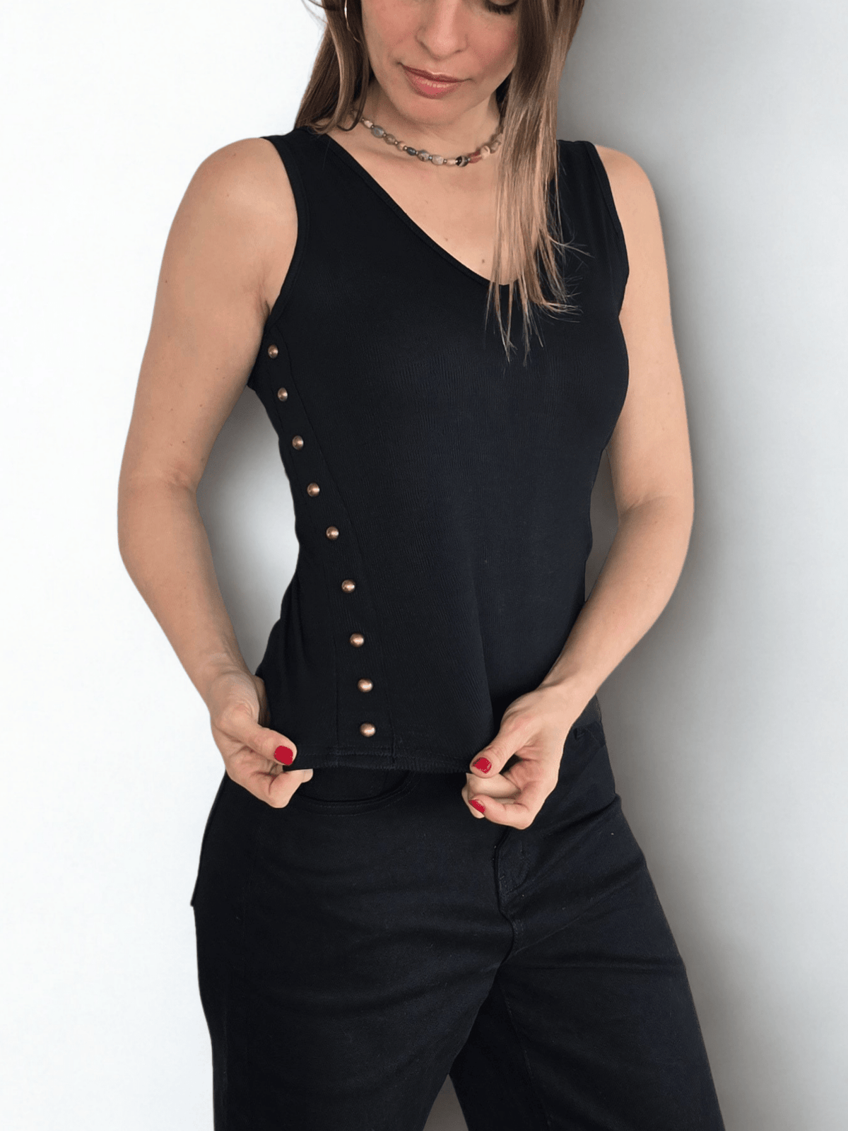 Polera escote en V sin Mangas, color Negro