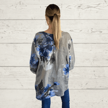 Cargar imagen en el visor de la galería, Blusa Italiana estampada un botón, fondo Taupe
