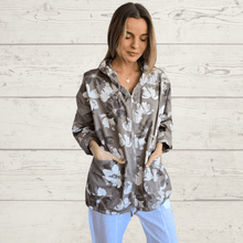 Cargar imagen en el visor de la galería, Chaqueta Italiana estampada, fondo Chocolate
