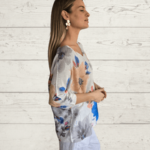 Cargar imagen en el visor de la galería, Sweater Italiano estampado flores, fondo blanco
