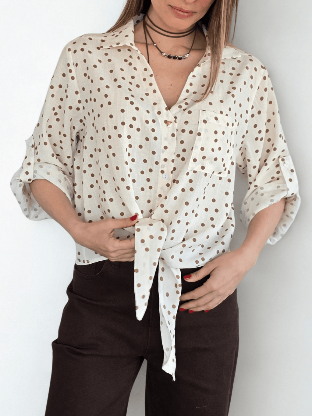Blusa Lunares escote en V, fondo Beige con Camel
