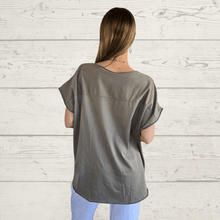 Cargar imagen en el visor de la galería, Blusa Italiana Estampada, fondo Taupe
