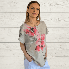 Cargar imagen en el visor de la galería, Blusa Italiana Estampada, fondo Beige
