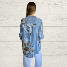 Cargar imagen en el visor de la galería, Blusa Estampada, fondo Celeste
