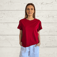 Cargar imagen en el visor de la galería, Polera con mangas bordadas, color Rojo
