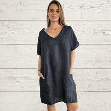 Cargar imagen en el visor de la galería, Vestido de Lino Italiano escote en V, color Gris
